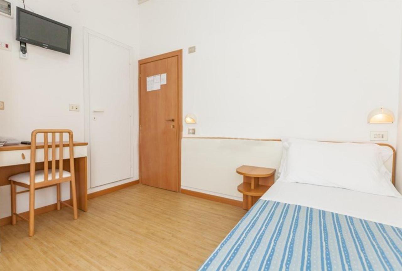 Hotel Azzurro Католика Екстериор снимка