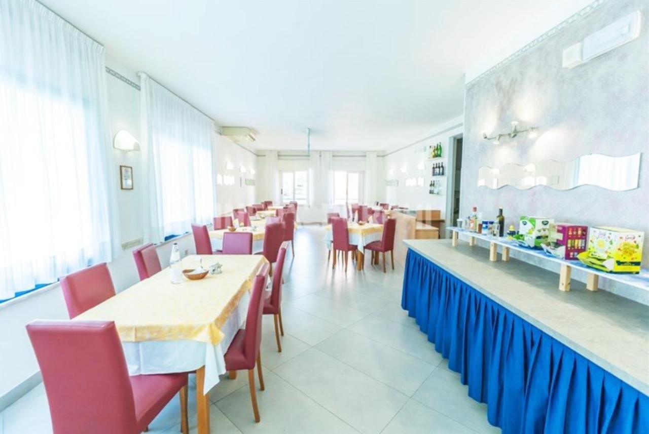 Hotel Azzurro Католика Екстериор снимка