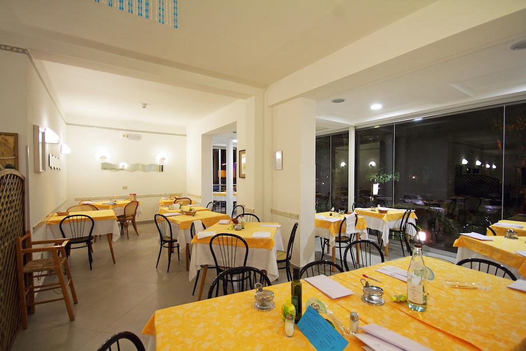 Hotel Azzurro Католика Екстериор снимка