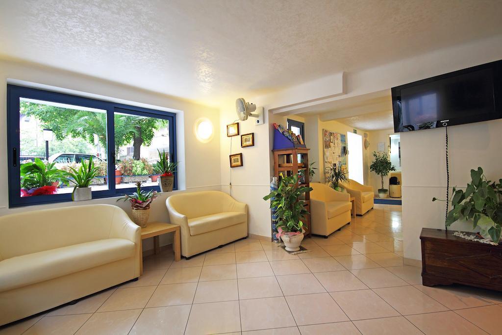 Hotel Azzurro Католика Екстериор снимка