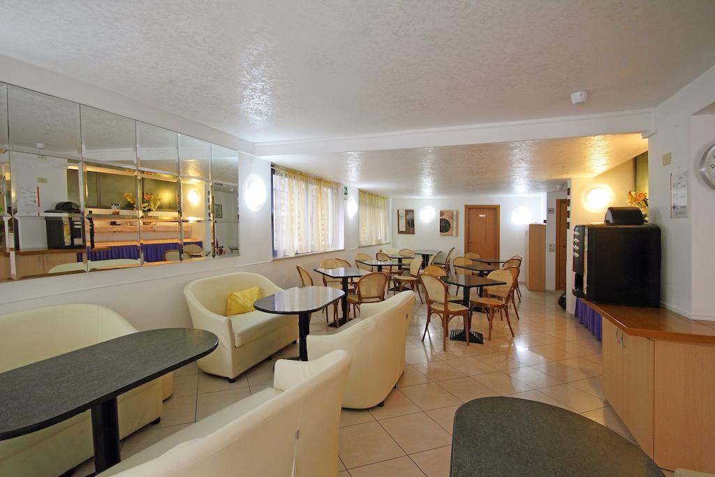 Hotel Azzurro Католика Екстериор снимка