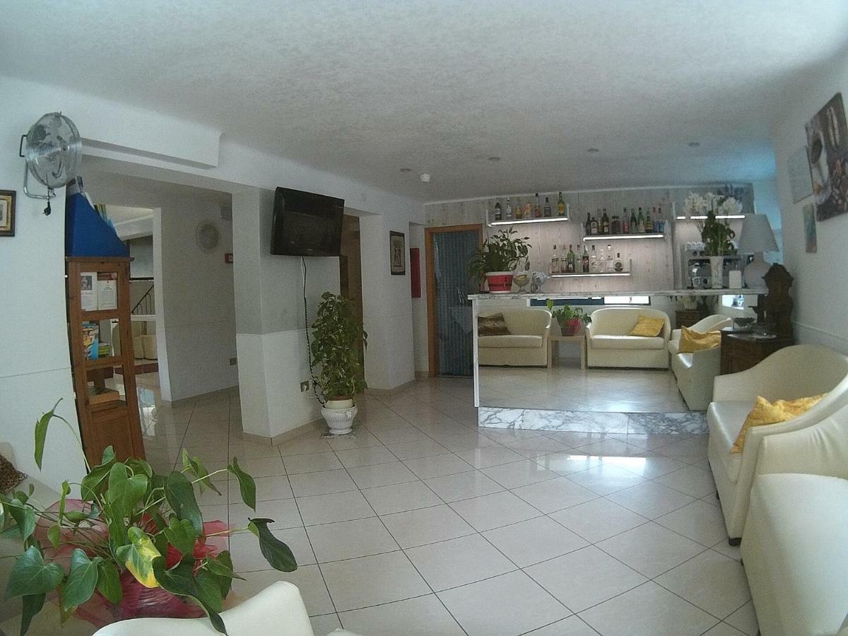 Hotel Azzurro Католика Екстериор снимка