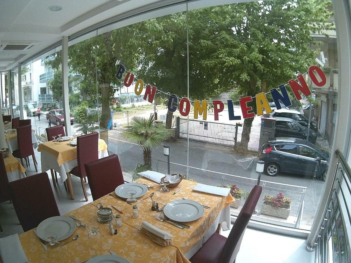 Hotel Azzurro Католика Екстериор снимка